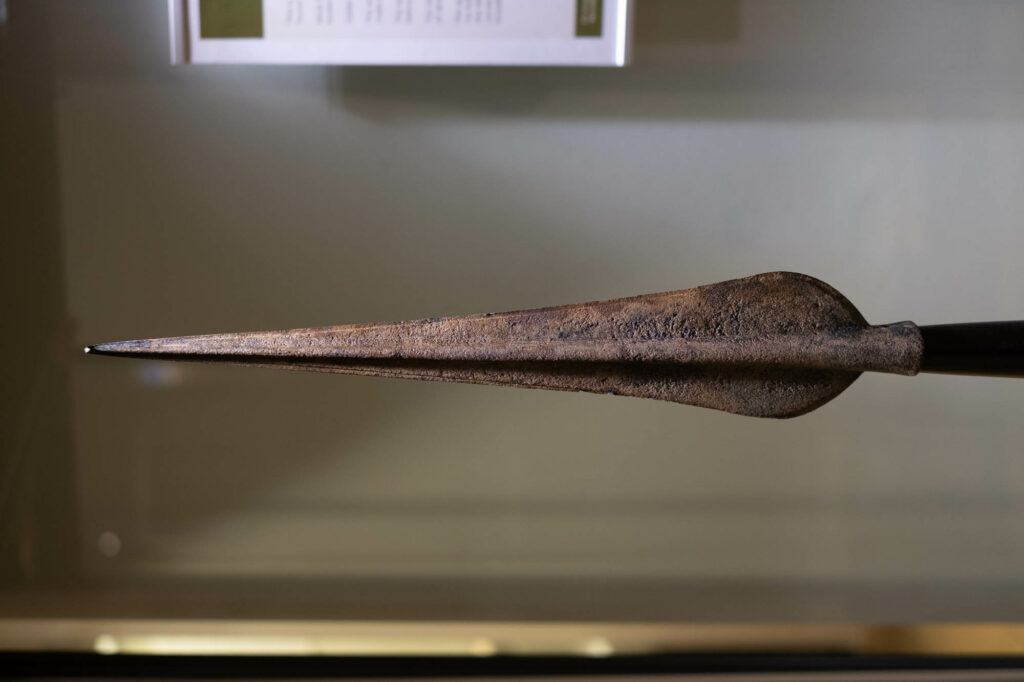 Eine seltene und vollständige Speerspitze aus Metall, die Tausende von Jahren zurück in die späte Bronzezeit datiert wurde.