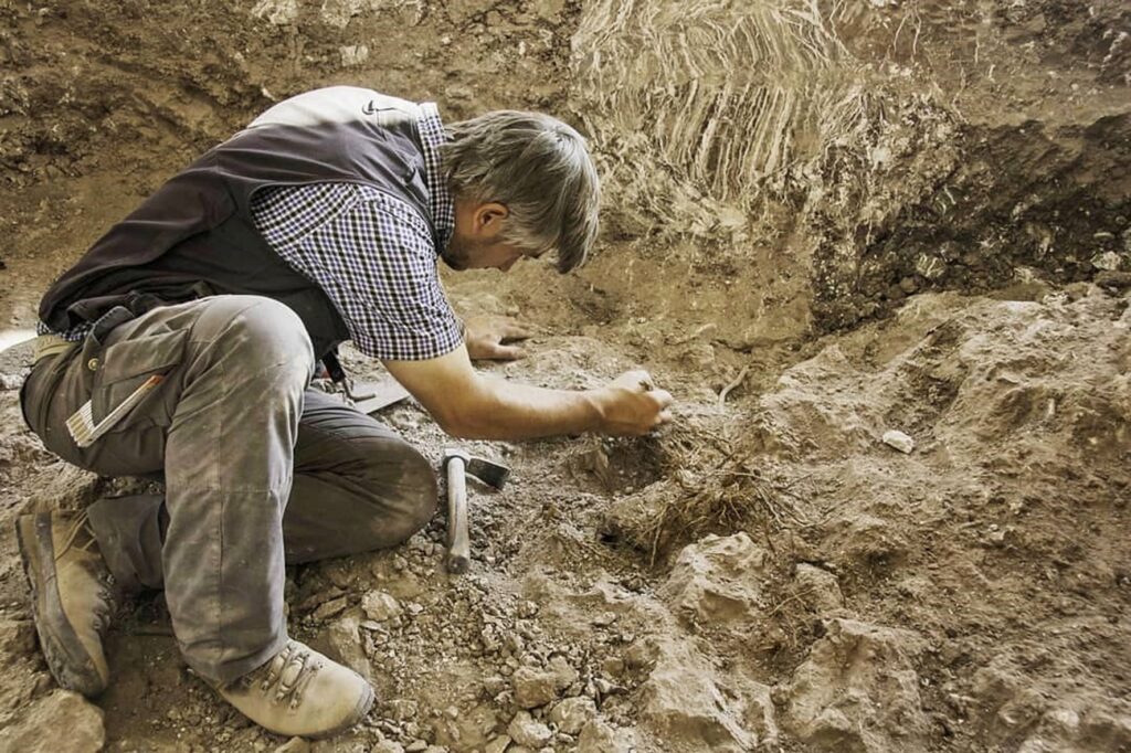 Archäologe und Forschungsleiter des Deutschen Bergbau-Museums Bochum, Prof. Dr. Thomas Stöllner, bei einer archäologischen Ausgrabung im Salzbergwerk von Chehrabad (Iran), Quelle: Deutsches Bergbau-Museum Bochum