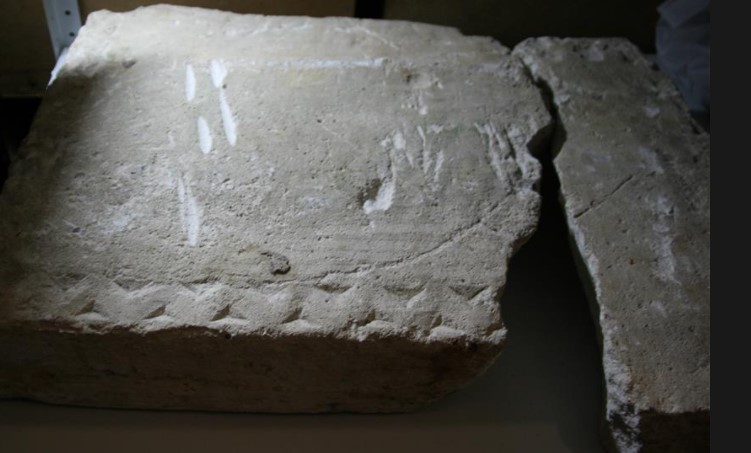zerstörte Grabplatte eines der Grabmäler