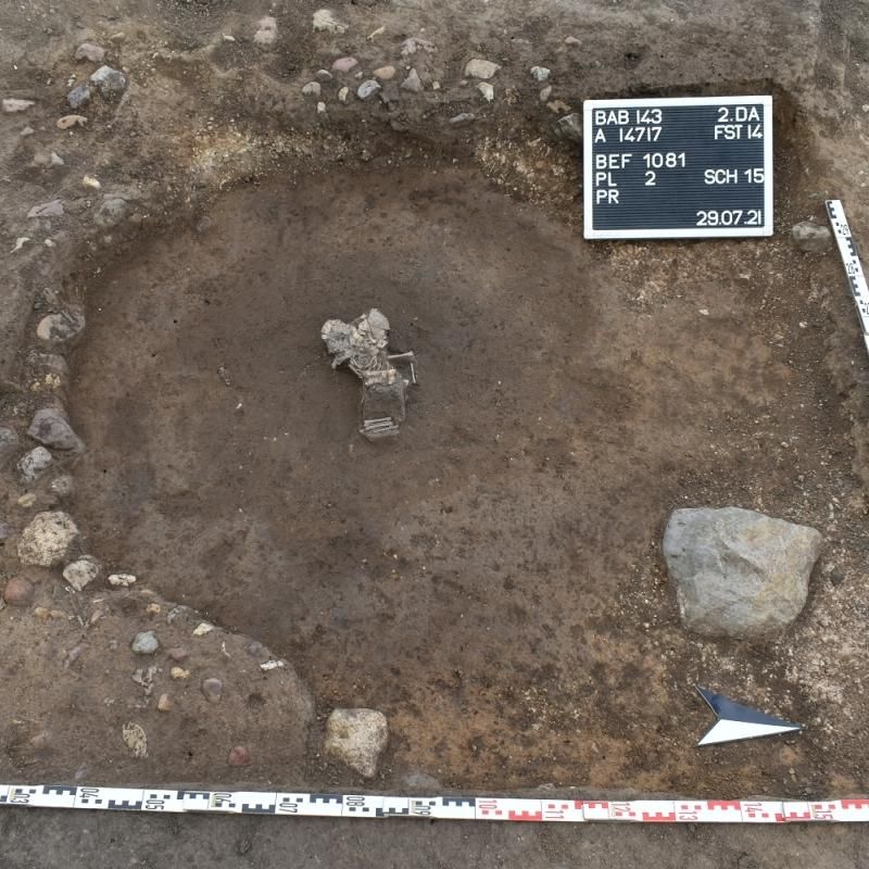 Die steinumstellte Grabgrube mit der frühbronzezeitlichen Säuglingsbestattung im Zentrum.
