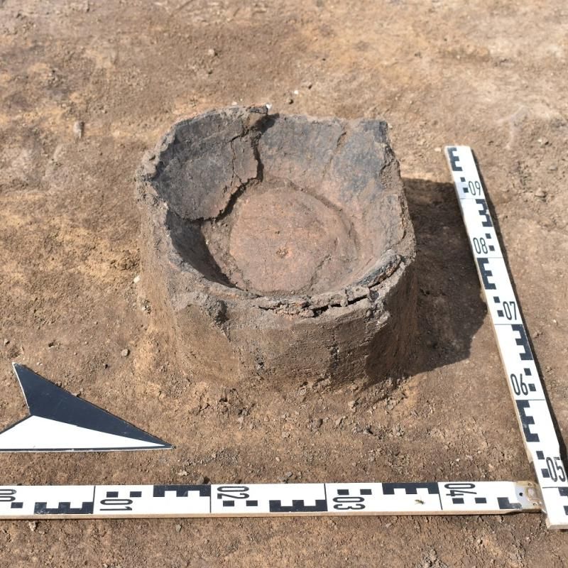 In den Boden eingetieftes Keramikgefäß: möglicher Überrest eines Pithosgrabes.