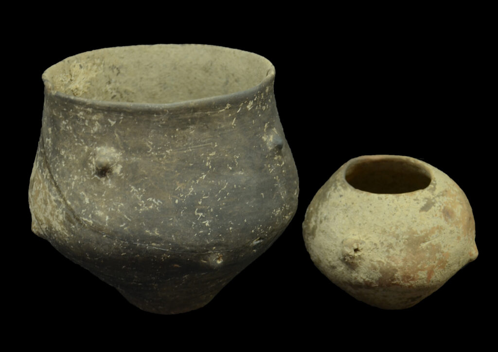 2 Keramikgefäße vom Fundort Popova zemlja, die als Grabbeilagen dienten.