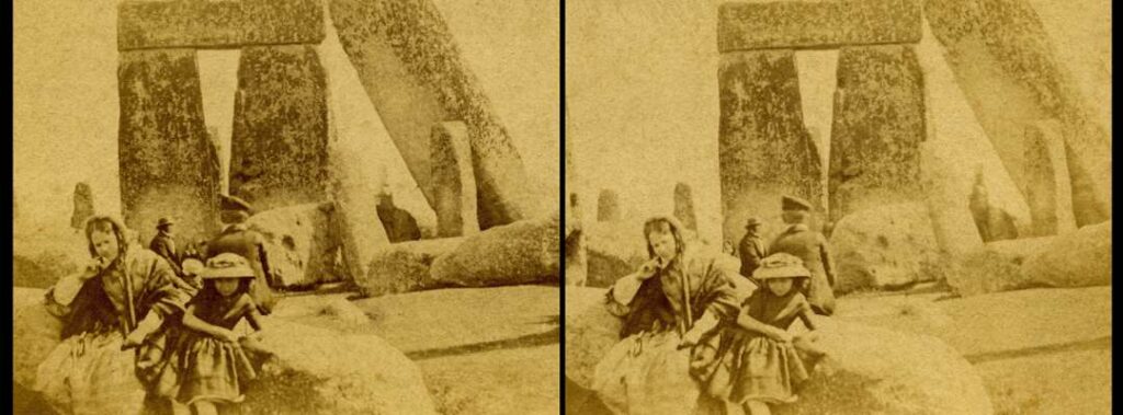 Das Familienfoto zeigt mehrere Personen im Vorder- und Hintergrund vor Stonehenge. Drei Personen - eine Frau, ein Mädchen und ein Junge - sitzen auf einem großen Felsen ein Mann läuft dahinter an ihnen vorbei. Auf dem linken Bild sind zudem zwei weitere Personen im Hintergrund zu erkennen, die auf dem rechten Bild, das fast identisch mit dem linken ist, nicht mehr zu sehen sind.