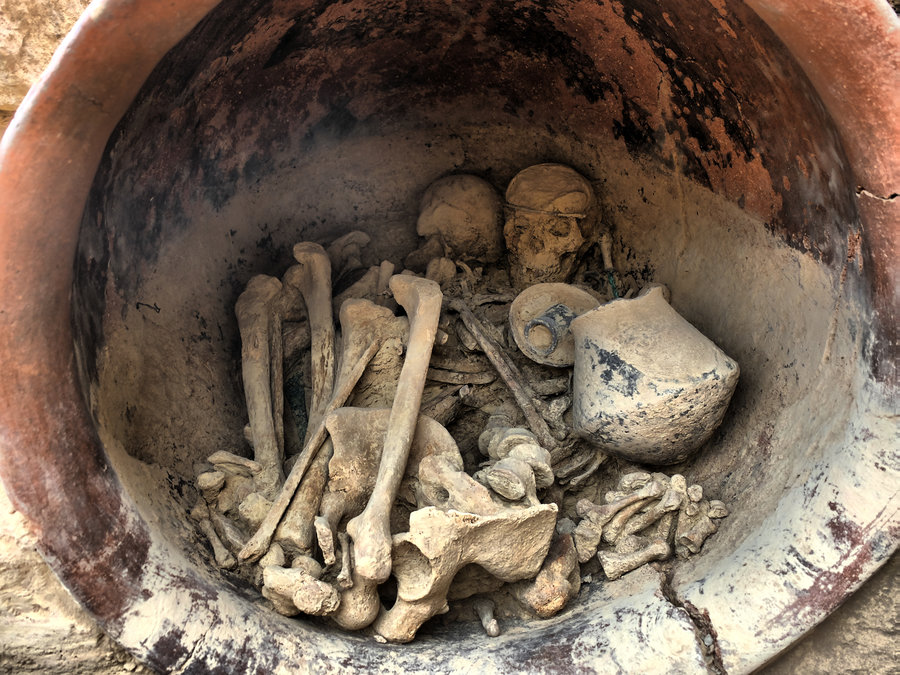 Doppelbestattung der Bronzezeit in Grab Nr. 38 der Siedlung La Almoloya (Pliego, Murcia). Dies ist eines der reichsten Gräber, die bisher in einer Siedlung der El Argar-Kultur (2.200-1.550 v.u.Z.) entdeckt wurden.