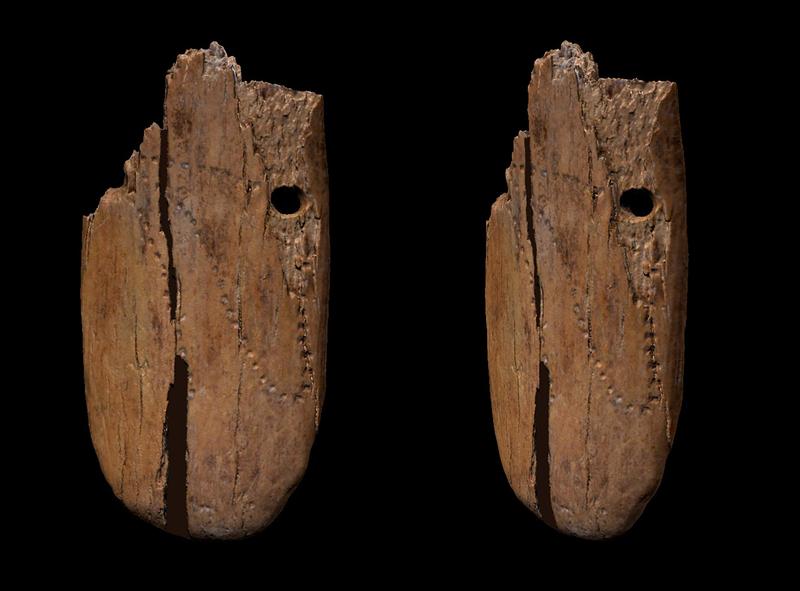Bild des gefundenen 41.500 Jahre alten Elfenbeinanhängers, dem bislang ältesten gefundenen Schmuck Eurasiens.