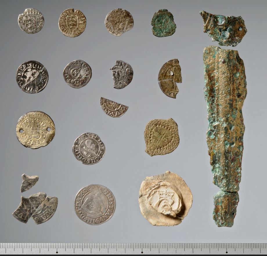 Aufgefundene archäologische Gegenstände, die der Sondengänger fand.