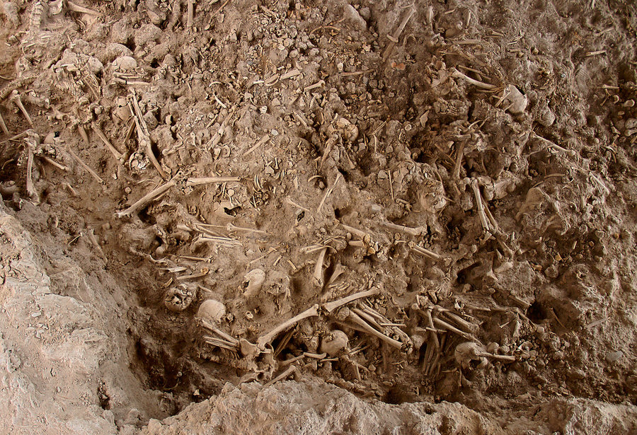 Kupferzeitliche Kollektivbestattung von Camino del Molino (Caravaca de la Cruz, Murcia), wo zwischen 2.900 und 2.300 Jahren v.u.Z. insgesamt rund 1,300 Individuen bestattet wurden. Das Bild zeigt die oberste Grabschicht, die auf 2,500 bis 2,300 Jahre v.u.Z. datiert wird und aus der sechs der im Rahmen der Studie analysierten Individuen stammen. 