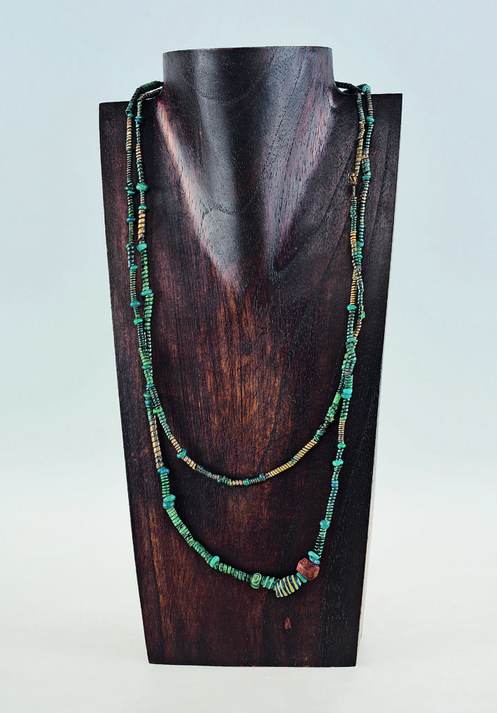 Eschbach: Spätbronzezeitliche Perlenkette mit mehr als 90 Bronzedrahtspiralröllchen, 61 Perlen aus Glas und Bernsteinperle. 