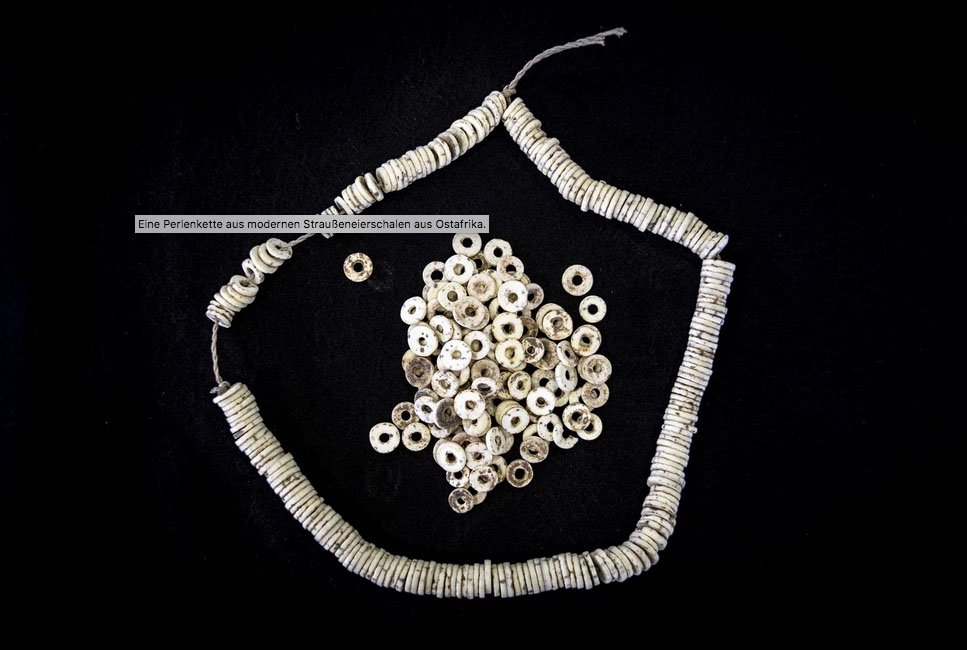 Eine Perlenkette aus modernen Straußeneierschalen aus Ostafrika.