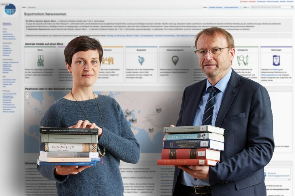 Mit dem Wiki ins Frühmittelalter - Dr. Katharina Gahbler und Prof. Dr. Matthias Becher vom Institut für Geschichtswissenschaft der Uni Bonn vor der groß projizierten Startseite des „Repertorium Saracenorum“. 