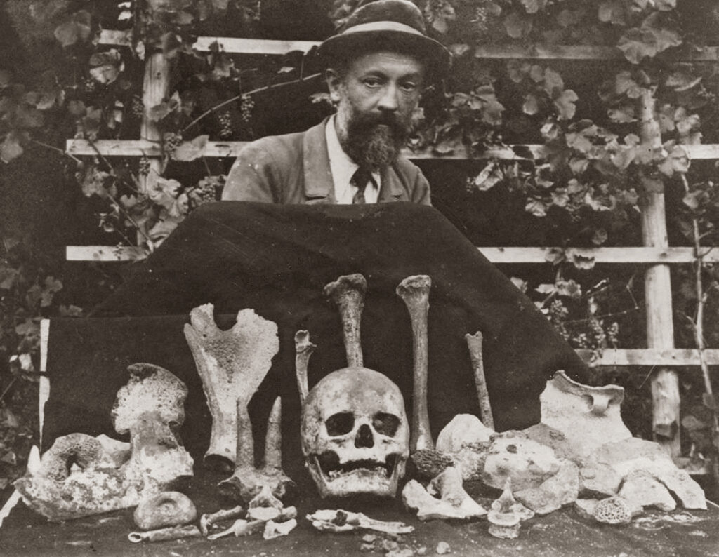Adolf Mayersen mit Keramikbruchstücken, Tierknochen und menschlichen Skelettresten aus der Josefinenhöhle bei Peggau, 1909.