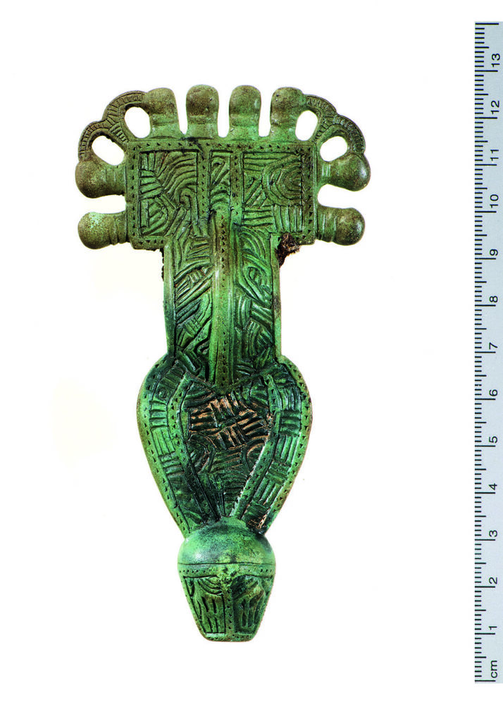 Bronzene Bügelfibel vom Typ Andernach-Rengsdorf. Länge 11,8 cm.