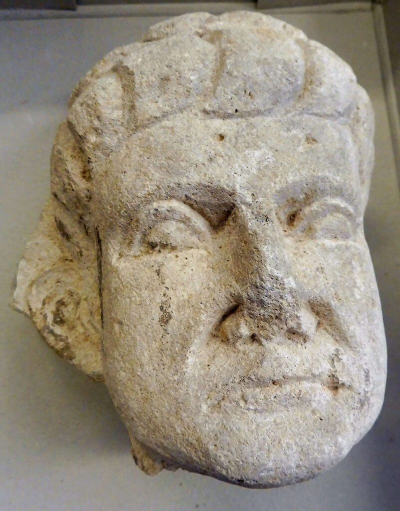 Kopf der Figur eines römischen Soldaten.
