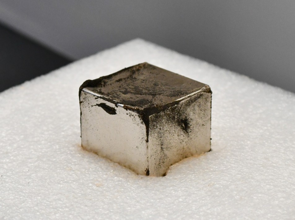 Winzige Mikrometeoriten aus Sedimenten einer Hopewell-Fundstelle werden durch einen Magneten angezogen.