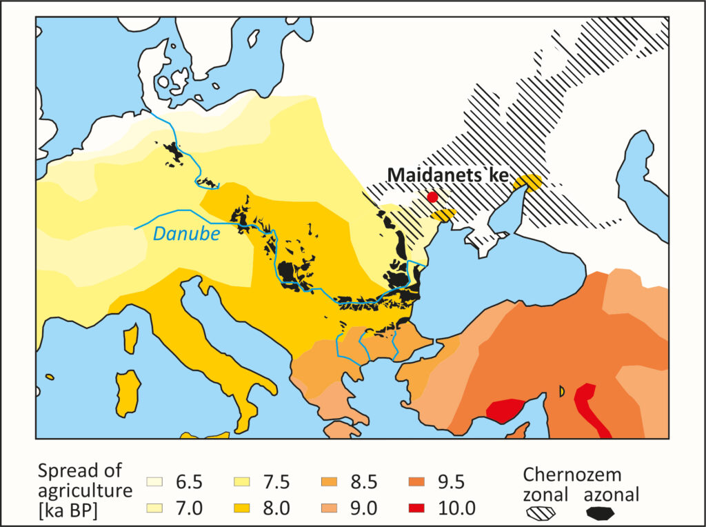Die Schwarzerden der gemäßigten Klimazonen sind schwarz dargestellt und finden sich vor allem entlang der großen Flusssysteme Donau und Elbe. Entlang dieser hat sich auch das Neolithische Paket verbreitet. Die zeitliche Angabe ist in BP (before present = vor heute).