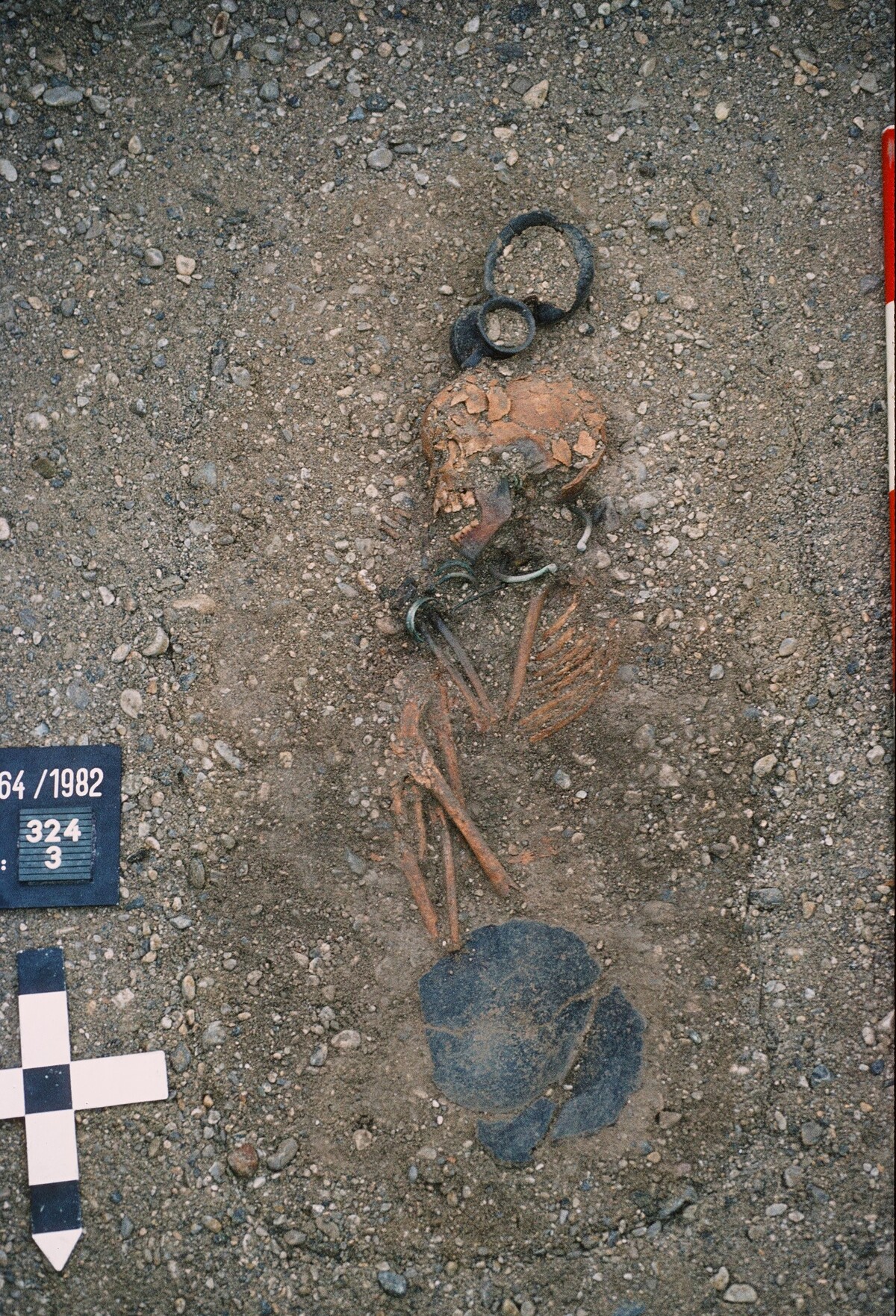 Typisch weibliches Kindergrab (rechte Körperseite, Süd-Nord-Orientierung) aus Franzhausen I, Österreich.