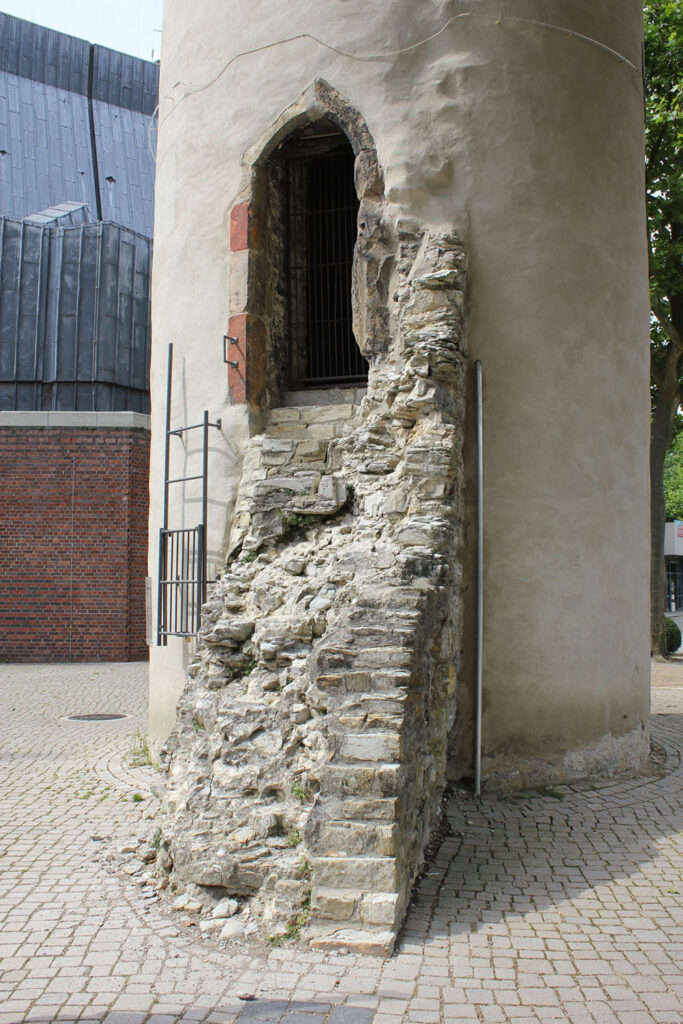 Auf der Mauer, auf der Lauer" heißt das museumspädagogische Programm des LWL-Museums in der Kaiserpfalz zur Sonderausstellung "Aber sicher! Die Paderborner Stadtmauer zwischen Mittelalter und heute". Beim Rundgang rund um die Stadtmauer geht es auch zum Maspernturm. 