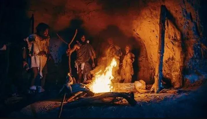 Rekonstruktion eines Feuers in einer Steinzeithöhle.