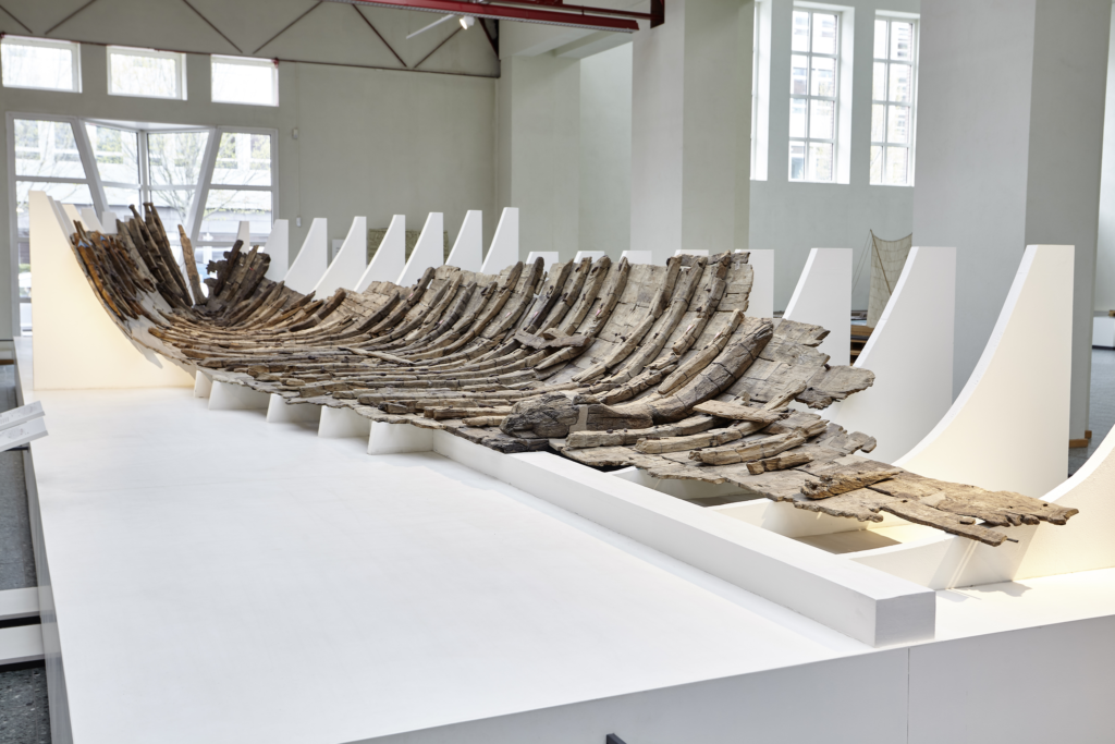 Die im RGZM konservierten  Überreste der 1981/82  aufgefundenen Römerschiffe in der  aktuellen Ausstellung des Museums  für Antike Schifffahrt. 