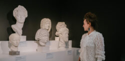 Kuratorin Karina Iwe reiht sich in die Bart- und Frisurenschau römischer Porträtköpfe ein. Foto: LfA/smac, Johannes Richter