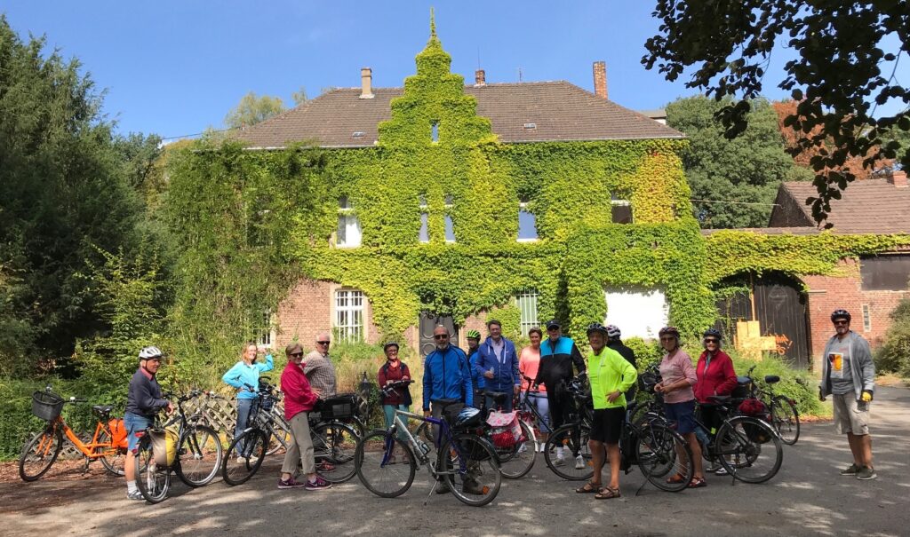 Haus Bochheim mit Mitgliedern des Heimatvereins auf einer Radtour nach Titz zur Außenstelle der LVR-Bodendenkmalpflege