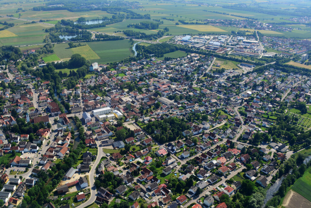 Luftaufnahme der Stadt Manching in Bayern. 