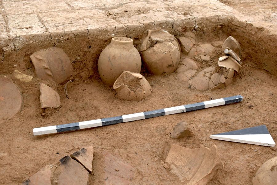 Keramikgefäße, in denen Keilschrifttafeln gelagert wurden, stehen in der Ecke eines Raumes aus mittelassyrischer Zeit (ca. 1350–1100 v. Chr.) 