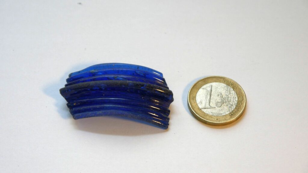 Das Fragment eines Armringes aus blauem Glas.
