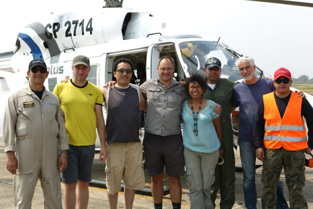 Die Autoren der Studie zusammen mit der Crew vor dem Hubschrauber.