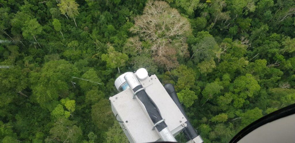Draufsicht auf den im Hubschrauber montierten Lidar-Sensor beim Scannen des darunter liegenden Tropenwaldes