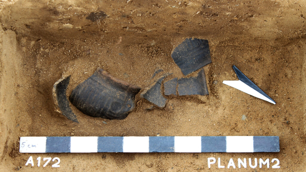  Verzierte Keramik der jüngeren Römischen Kaiserzeit in Fundlage.