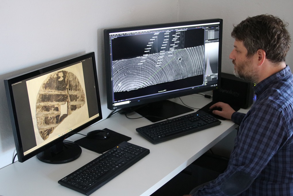 Dr. Jörg Stelzner bei der Untersuchung der CT-Daten des steinzeitlichen Rades aus dem Stadtmuseum Ljubljana, Slowenien.