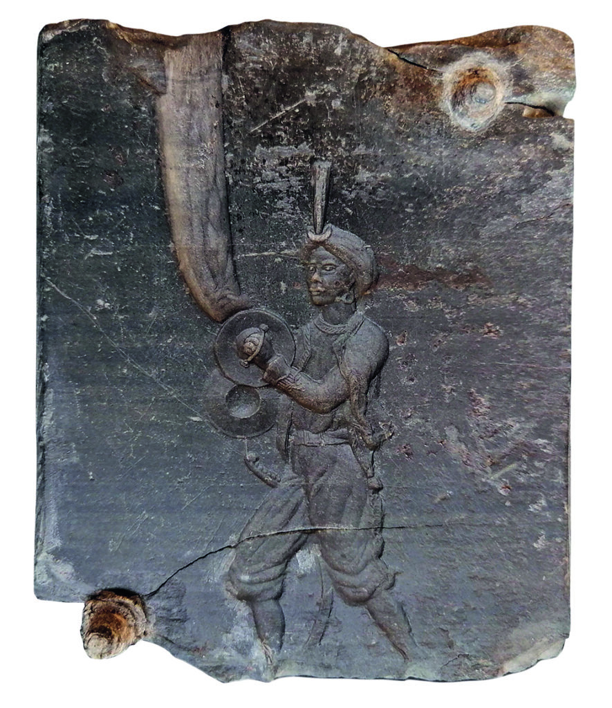 Gussformfragment aus Schiefergestein mit Figur eines afrikanischen Musikanten.