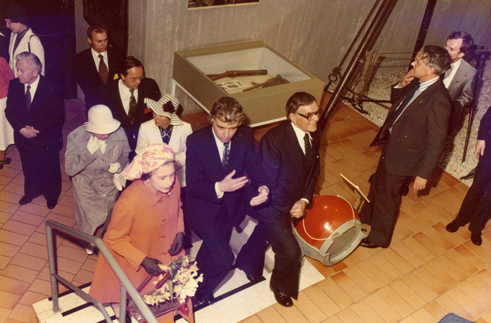 1978 bekam das DSM hohen Besuch: Prof. Dr. Detlev Ellmers führte die britische Königin Elizabeth II durch das Museum.